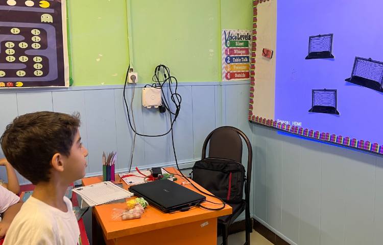 ابتدا بچه ها پرسش ها را پاسخ می دهند سپس توپ رو به سمت دروازه ها پرت میکنند 2