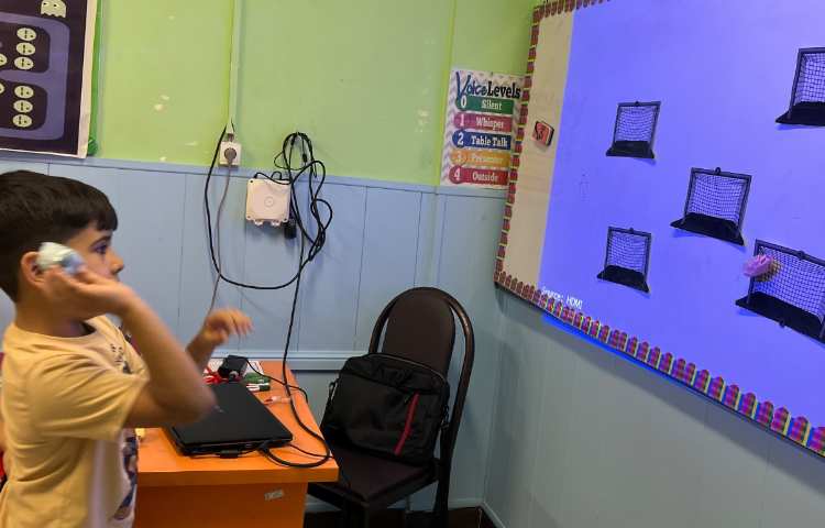 ابتدا بچه ها پرسش ها را پاسخ می دهند سپس توپ رو به سمت دروازه ها پرت میکنند 3