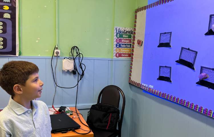 ابتدا بچه ها پرسش ها را پاسخ می دهند سپس توپ رو به سمت دروازه ها پرت میکنند