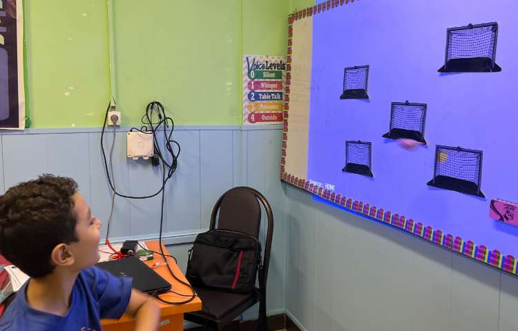 ابتدا بچه ها پرسش ها را پاسخ می دهند سپس توپ رو به سمت دروازه ها پرت میکنند 5