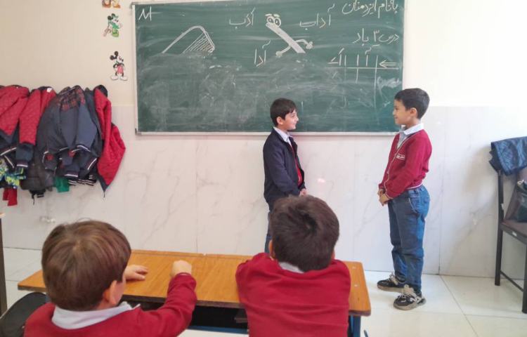 اتیکت-آموزش عذر خواهی کردن ، دانش آموزان در حال عذر خواهی با دوستانشان هستند