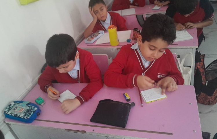 اتیکت -آموزش تشکر کردن ،دانش آموزان در حال نوشتن جاهای که میتوان از تشکر استفاده کرد هستند 2