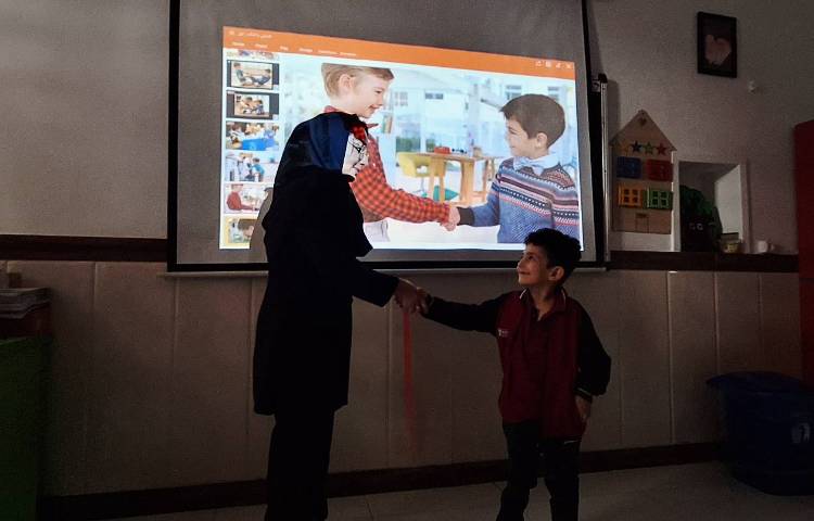 اتیکت - بجای اگه میشه بگیم (ممکنه) بجای ببخشید بگیم (متاسفم،عذرخواهی میکنم ) که بچه ها در حال نقاشی 1