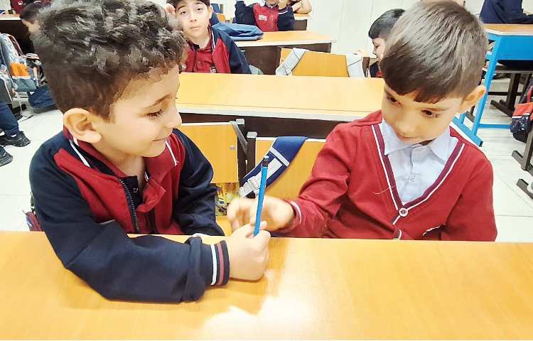 اتیکت - بجای اگه میشه بگیم (ممکنه) بجای ببخشید بگیم (متاسفم،عذرخواهی میکنم ) که بچه ها در حال نقاشی 2