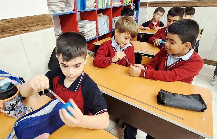 اتیکت - بجای اگه میشه بگیم (ممکنه) بجای ببخشید بگیم (متاسفم،عذرخواهی میکنم ) که بچه ها در حال نقاشی 3