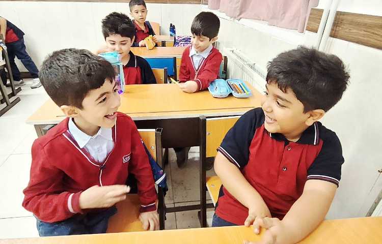 اتیکت - بجای اگه میشه بگیم (ممکنه) بجای ببخشید بگیم (متاسفم،عذرخواهی میکنم ) که بچه ها در حال نقاشی