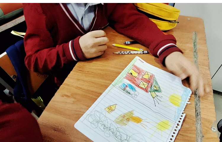 اتیکت - بجای اگه میشه بگیم (ممکنه) بجای ببخشید بگیم (متاسفم،عذرخواهی میکنم ) که بچه ها در حال نقاشی 1