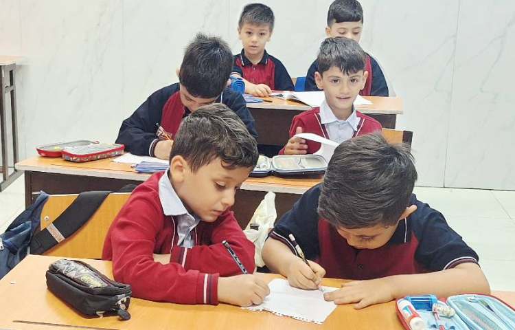 اتیکت - بجای اگه میشه بگیم (ممکنه) بجای ببخشید بگیم (متاسفم،عذرخواهی میکنم ) که بچه ها در حال نقاشی 2