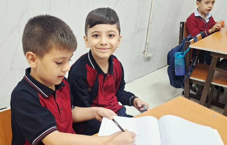 اتیکت - بجای اگه میشه بگیم (ممکنه) بجای ببخشید بگیم (متاسفم،عذرخواهی میکنم ) که بچه ها در حال نقاشی