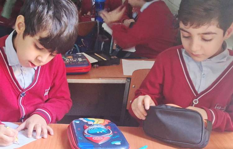 اتیکت - تماشای انیمیشن و کشیدن نقاشی 1