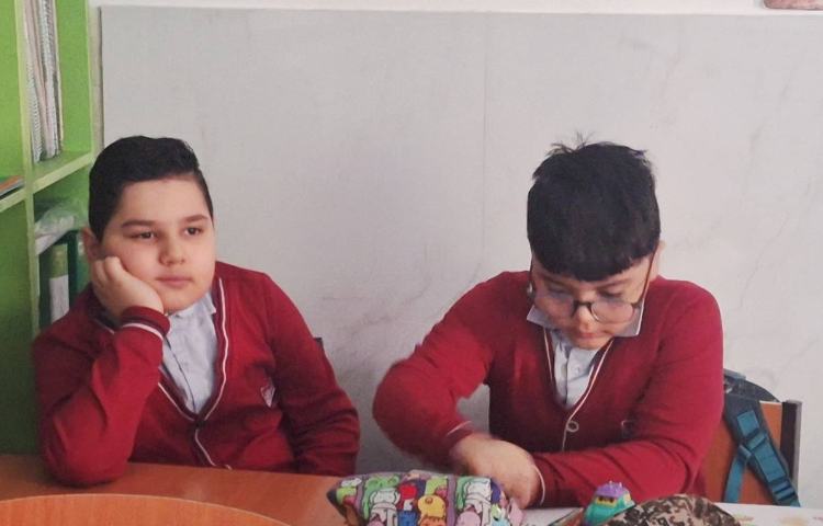 اتیکت - تماشای انیمیشن و کشیدن نقاشی