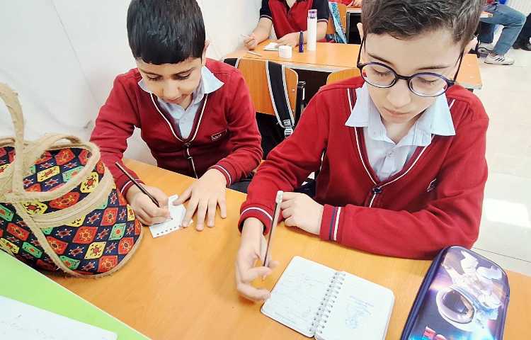 اتیکت :خلاقیت و حس خوب به دیگران را نقاشی کشیدن. 2