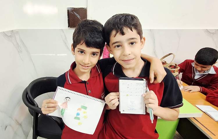 اتیکت :خلاقیت و حس خوب به دیگران را نقاشی کشیدن.