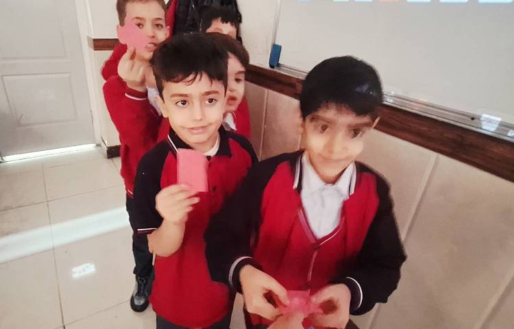 اتیکت سینما رعایت نوبت و در حال بلیط دادن و وارد شدن به سینما را یاد گرفتن 1