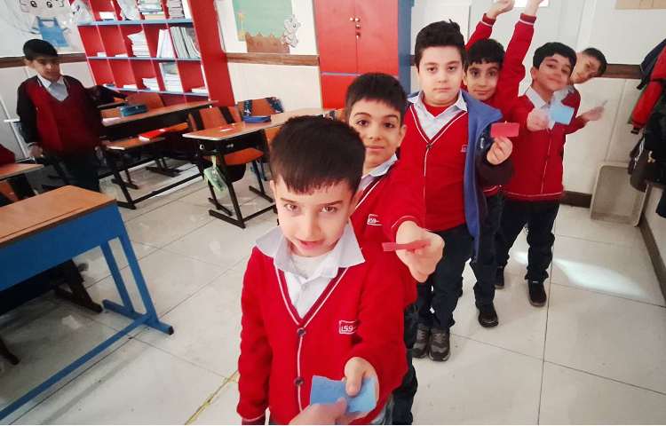 اتیکت سینما رعایت نوبت و در حال بلیط دادن و وارد شدن به سینما را یاد گرفتن