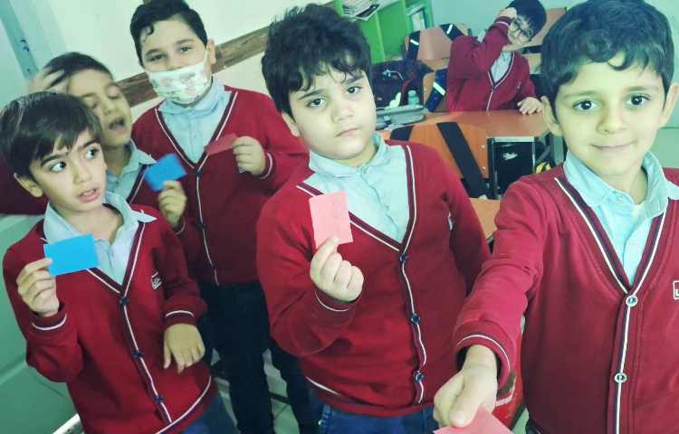 اتیکت سینما رعایت نوبت و در حال بلیط دادن و وارد شدن به سینما و تماشای فیلم 1