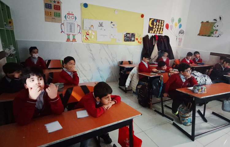 اتیکت سینما رعایت نوبت و در حال بلیط دادن و وارد شدن به سینما و تماشای فیلم 2