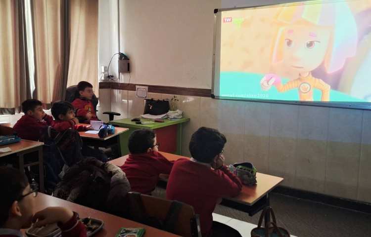 اتیکت سینما رعایت نوبت و در حال بلیط دادن و وارد شدن به سینما و تماشای فیلم 3