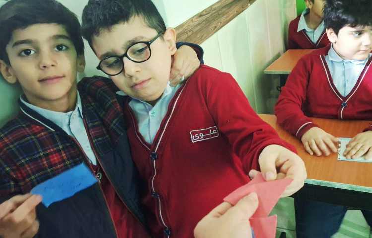 اتیکت سینما رعایت نوبت و در حال بلیط دادن و وارد شدن به سینما و تماشای فیلم