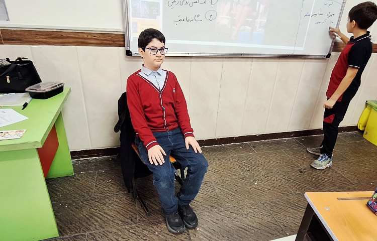 اتیکت -طرز درست نشستن و چانه بالا و پاها کف زمین 1