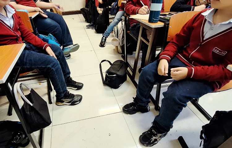 اتیکت -طرز درست نشستن و چانه بالا و پاها کف زمین 2