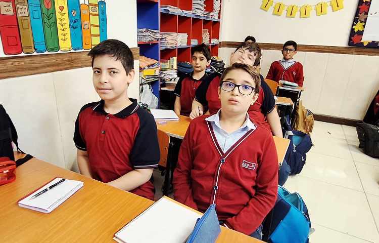 اتیکت -طرز درست نشستن و چانه بالا و پاها کف زمین 3