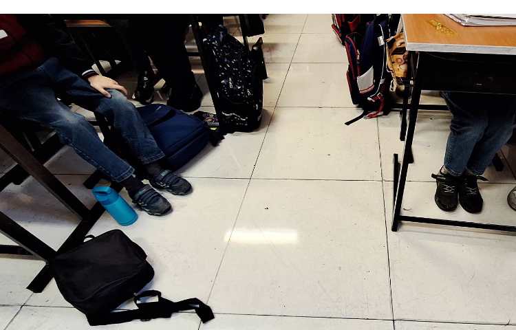 اتیکت -طرز درست نشستن و چانه بالا و پاها کف زمین 4