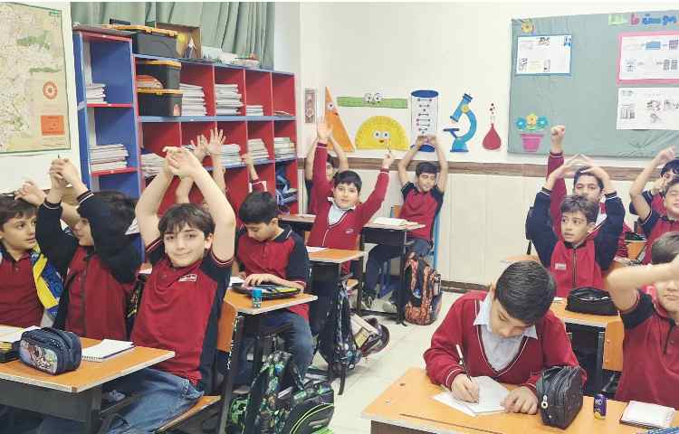 اتیکت - طرز درست نشستن و چانه بالا 1