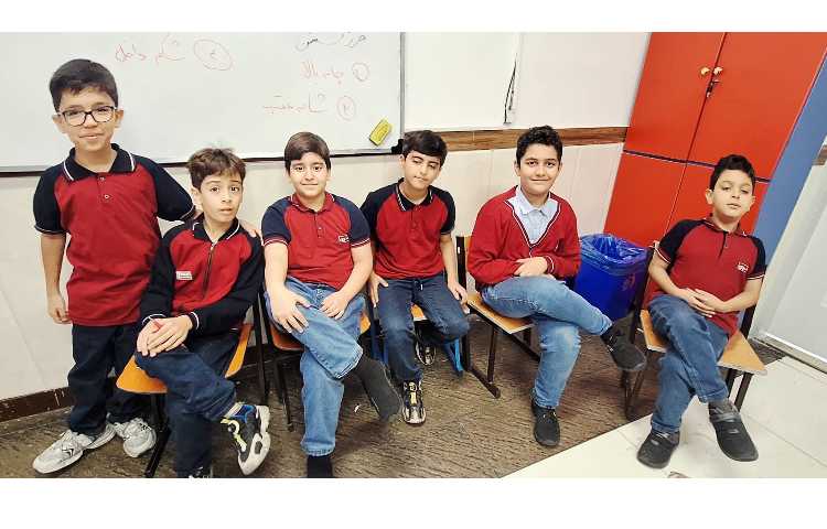 اتیکت - طرز درست نشستن و چانه بالا 3