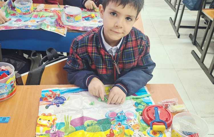 اتیکت غذاخوری،به وسیله خمیر بازی و ابزارش ، برش زدن را یاد گرفتن 1