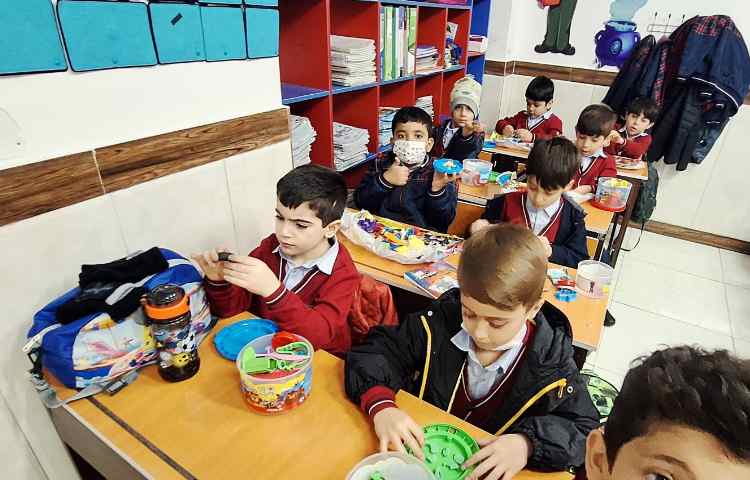 اتیکت غذاخوری،به وسیله خمیر بازی و ابزارش ، برش زدن را یاد گرفتن 1