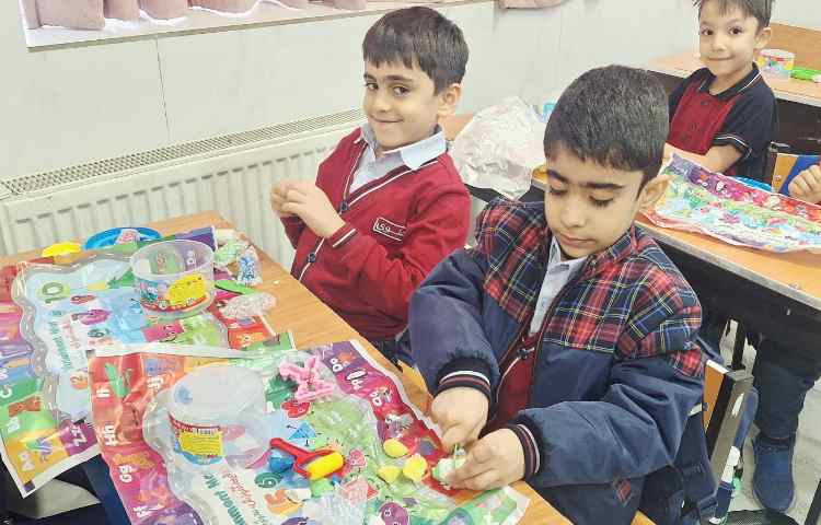 اتیکت غذاخوری،به وسیله خمیر بازی و ابزارش ، برش زدن را یاد گرفتن 2