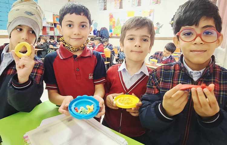 اتیکت غذاخوری،به وسیله خمیر بازی و ابزارش ، برش زدن را یاد گرفتن 2