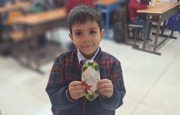 اتیکت غذاخوری،به وسیله خمیر بازی و ابزارش ، برش زدن را یاد گرفتن 3