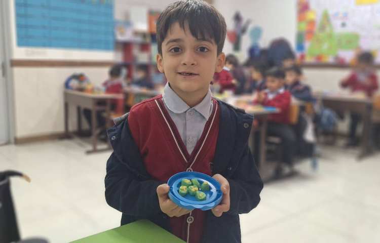 اتیکت غذاخوری،به وسیله خمیر بازی و ابزارش ، برش زدن را یاد گرفتن 3