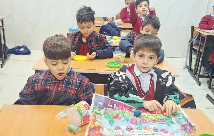 اتیکت غذاخوری،به وسیله خمیر بازی و ابزارش ، برش زدن را یاد گرفتن 4