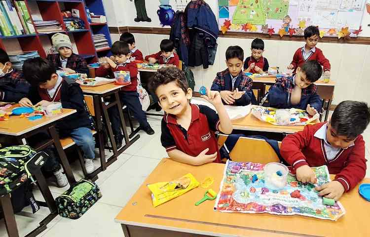 اتیکت غذاخوری،به وسیله خمیر بازی و ابزارش ، برش زدن را یاد گرفتن 4