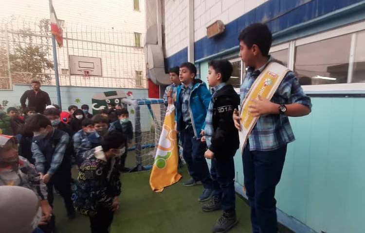 اجرای برنامه صبحگاه توسط دانش آموزان پایه ششم