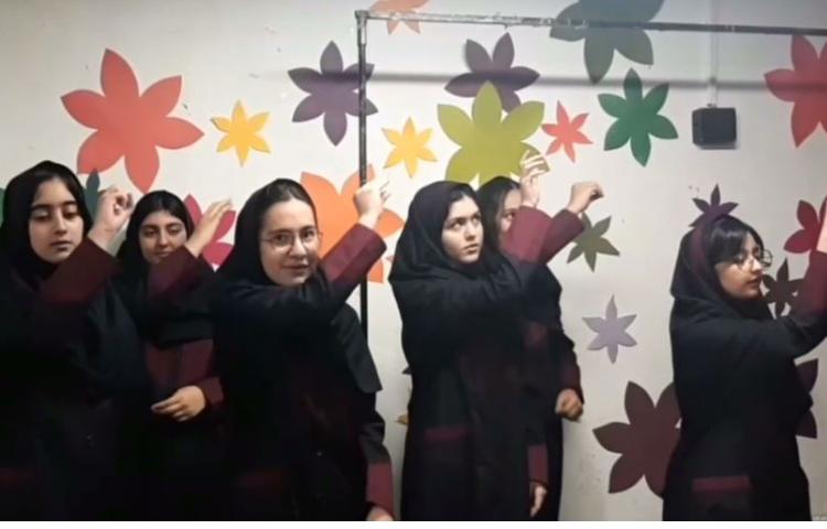 اجرای دانش آموزان در صبحگاه برای روز بین المللی ناشنوایان