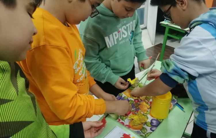 اجرای دم طاووس با چاپ برگ و رنگ اکرلیک