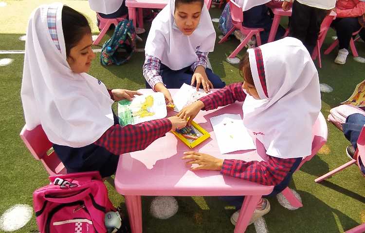 اجرای سرود زبان انگلیسی دانش آموزان دبستان دخترانه پرتوعلوی شیراز