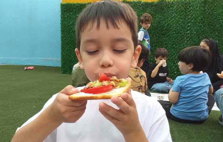 اجرای صبحانه سالم به زبان انگلیسی در دبستان علوی 4