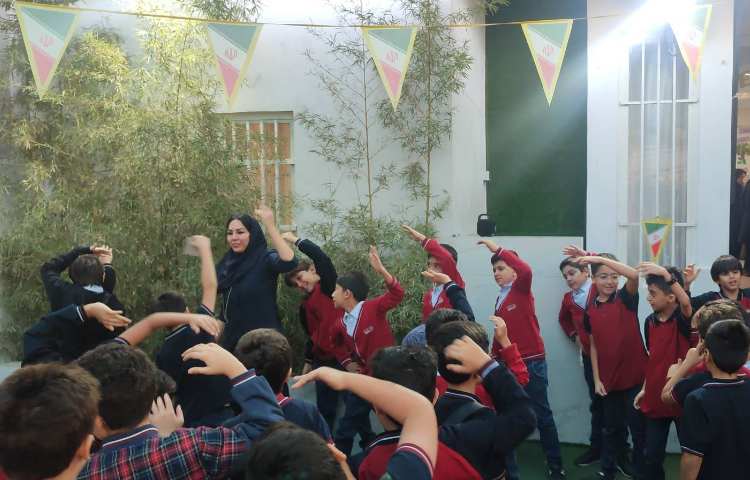 اجرای صبحگاه زبانی توسط تیم زبان 4