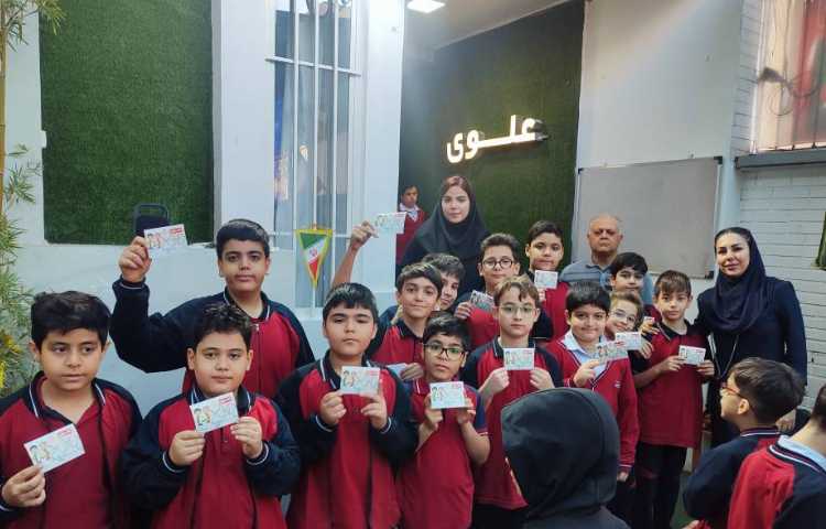 اجرای صبح‌گاه زبانی و اهدای کارت امتیاز به شرکت کنندگان مراسم روز شکلات