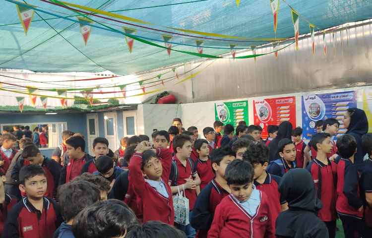 اجرای صبح‌گاه زبانی و اهدای کارت امتیاز به شرکت کنندگان مراسم روز شکلات 2