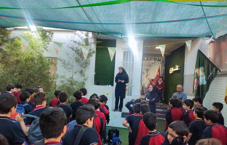 اجرای صبح‌گاه زبانی و اهدای کارت امتیاز به شرکت کنندگان مراسم روز شکلات 3