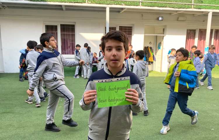 اجرای طرح غوطه وری توسط آموزگار زبان در زنگ تفریح 1