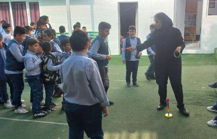 اجرای طرح غوطه وری توسط آموزگار زبان در زنگ تفریح 2