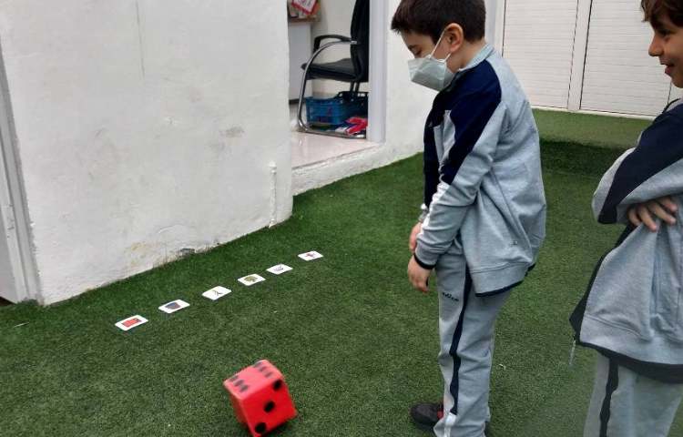 اجرای طرح غوطه وری توسط آموزگار زبان در زنگ تفریح 2