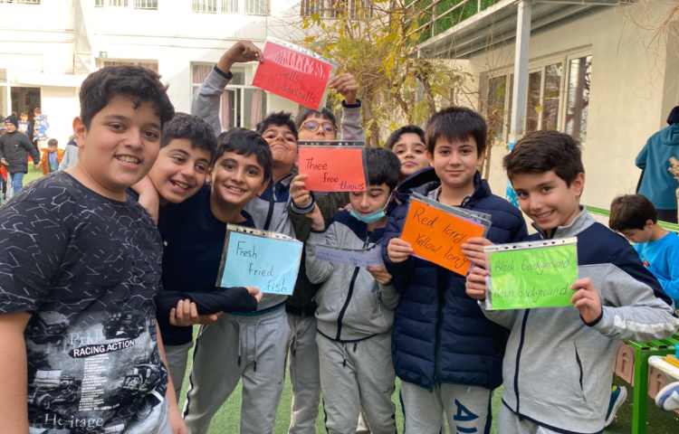 اجرای طرح غوطه وری توسط آموزگار زبان در زنگ تفریح 2